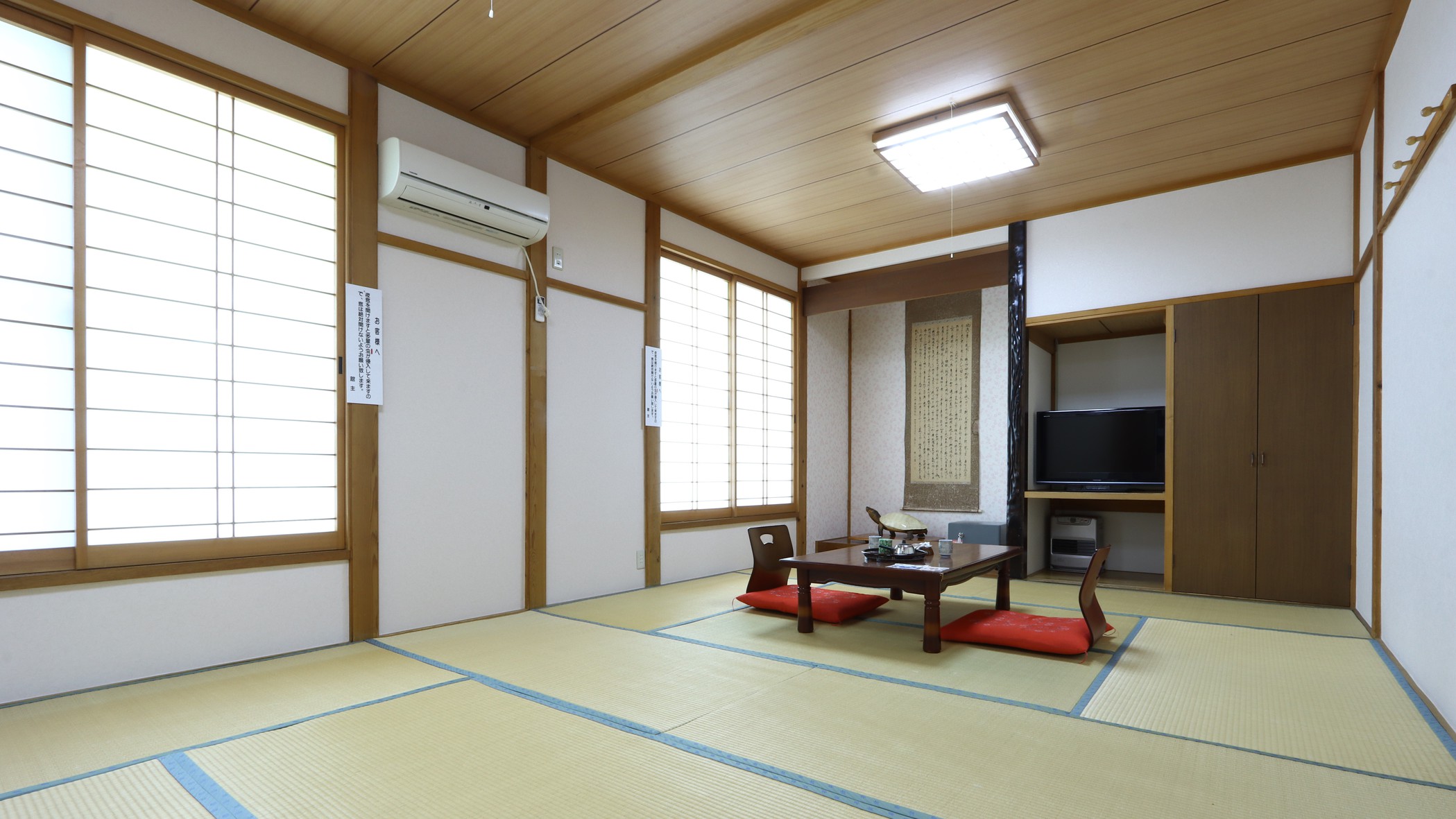 12畳の和室。リニューアルしたトイレ、洗面付きのお部屋です