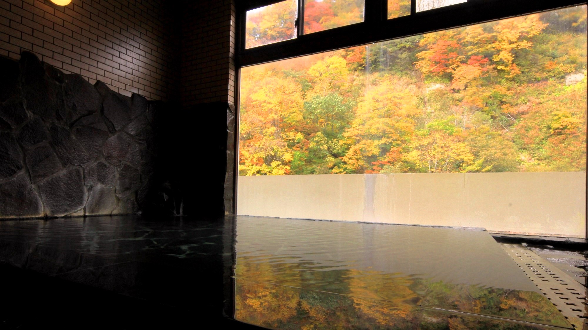 ☆紅葉が有名な秋山郷。内湯からも紅葉狩り