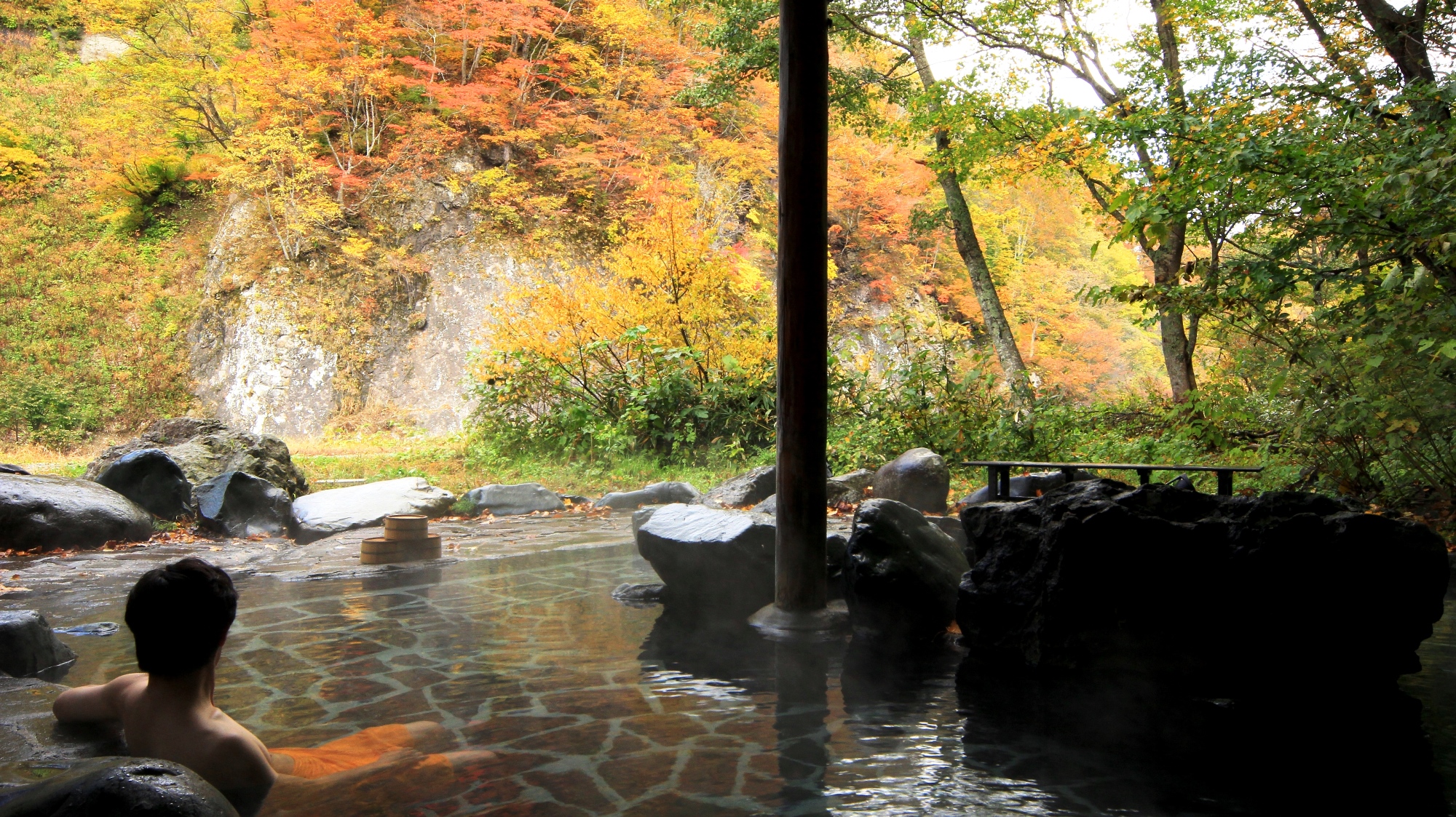 ☆露天風呂から　目の前に広がる紅葉