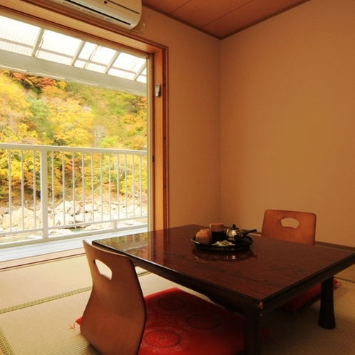 ☆7畳のお部屋　秋には窓の外いっぱいに紅葉が広がります