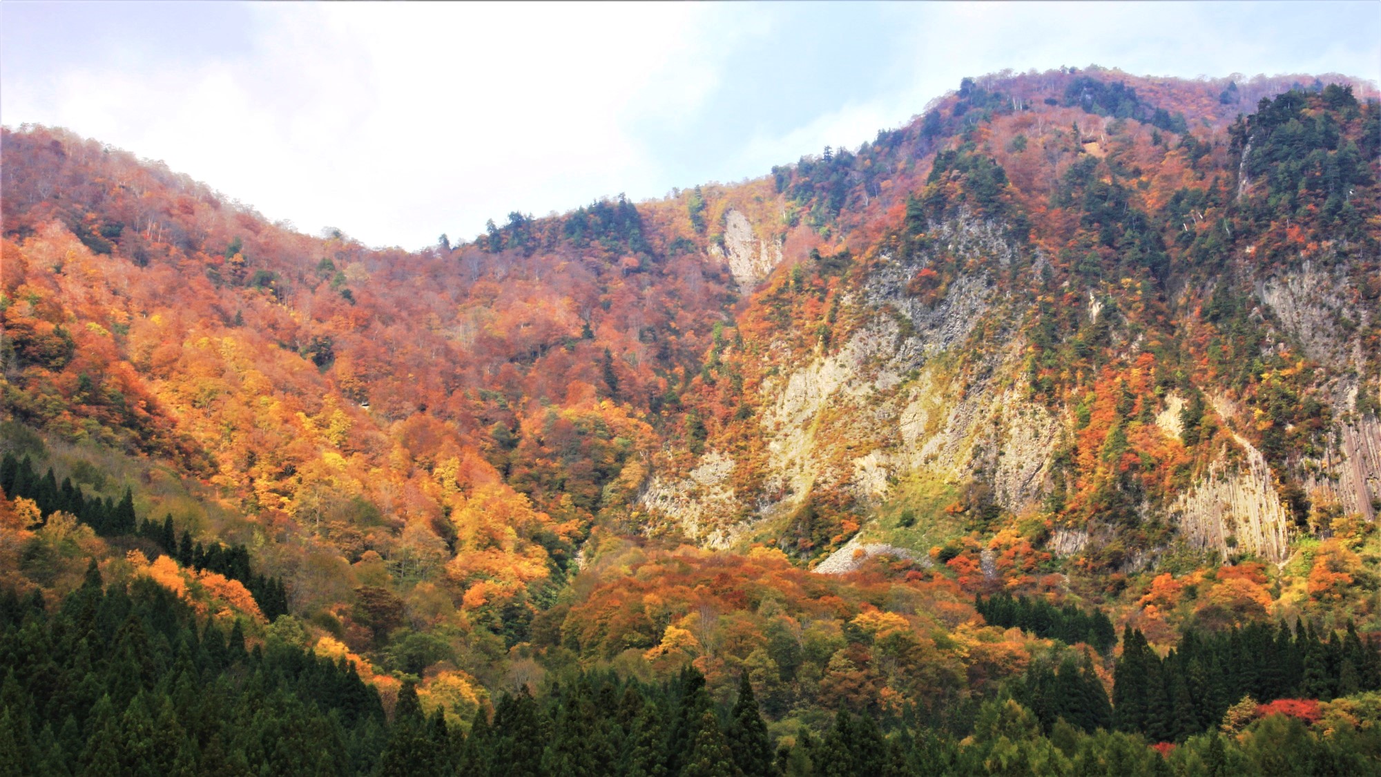 布岩山