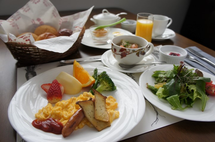 地場産野菜を中心とした朝食。手作りジャム、パンと一緒にどうぞ。