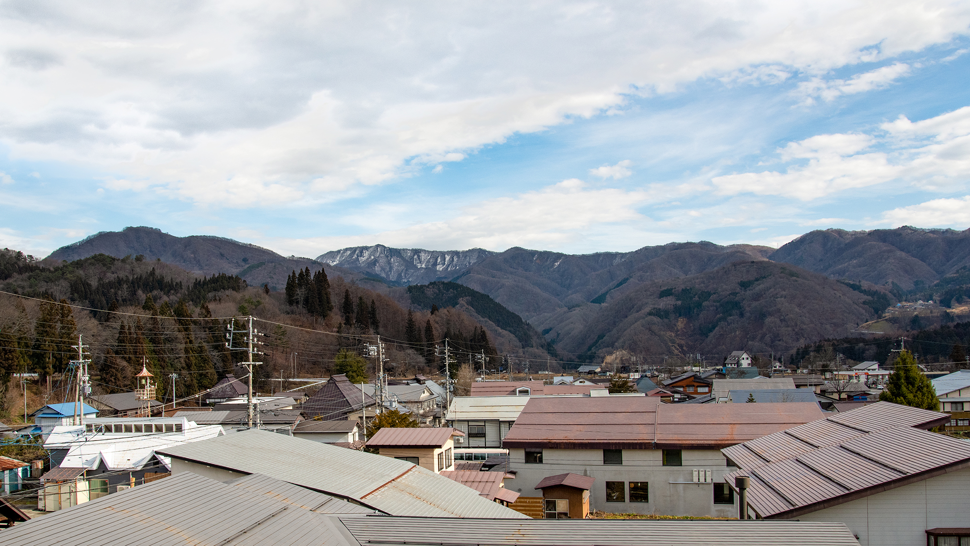 *眺望（本館和室側）：東側の窓からものどかな風景と山々をご覧いただけます。