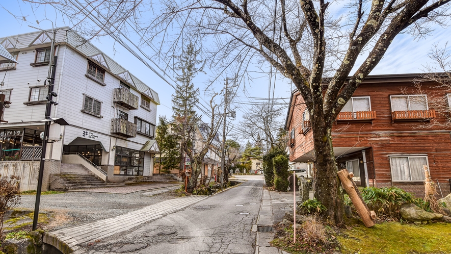 *外観／本館（白）と別館（茶）は道を挟んで建っています。別館に宿泊の方は本館大浴場をご利用できます。