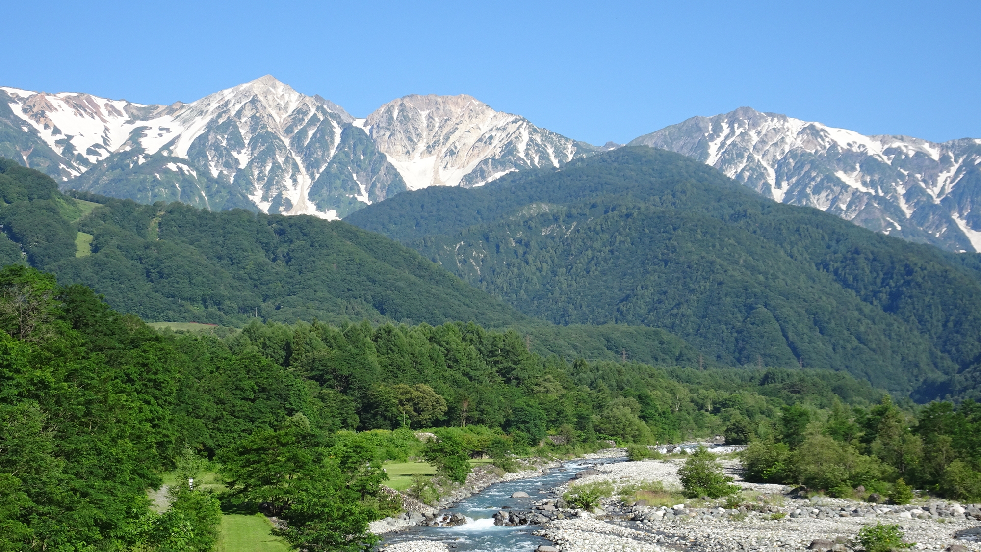 *[白馬の景色・夏]大雪渓の雪解け水が流れる白馬は避暑地としても人気