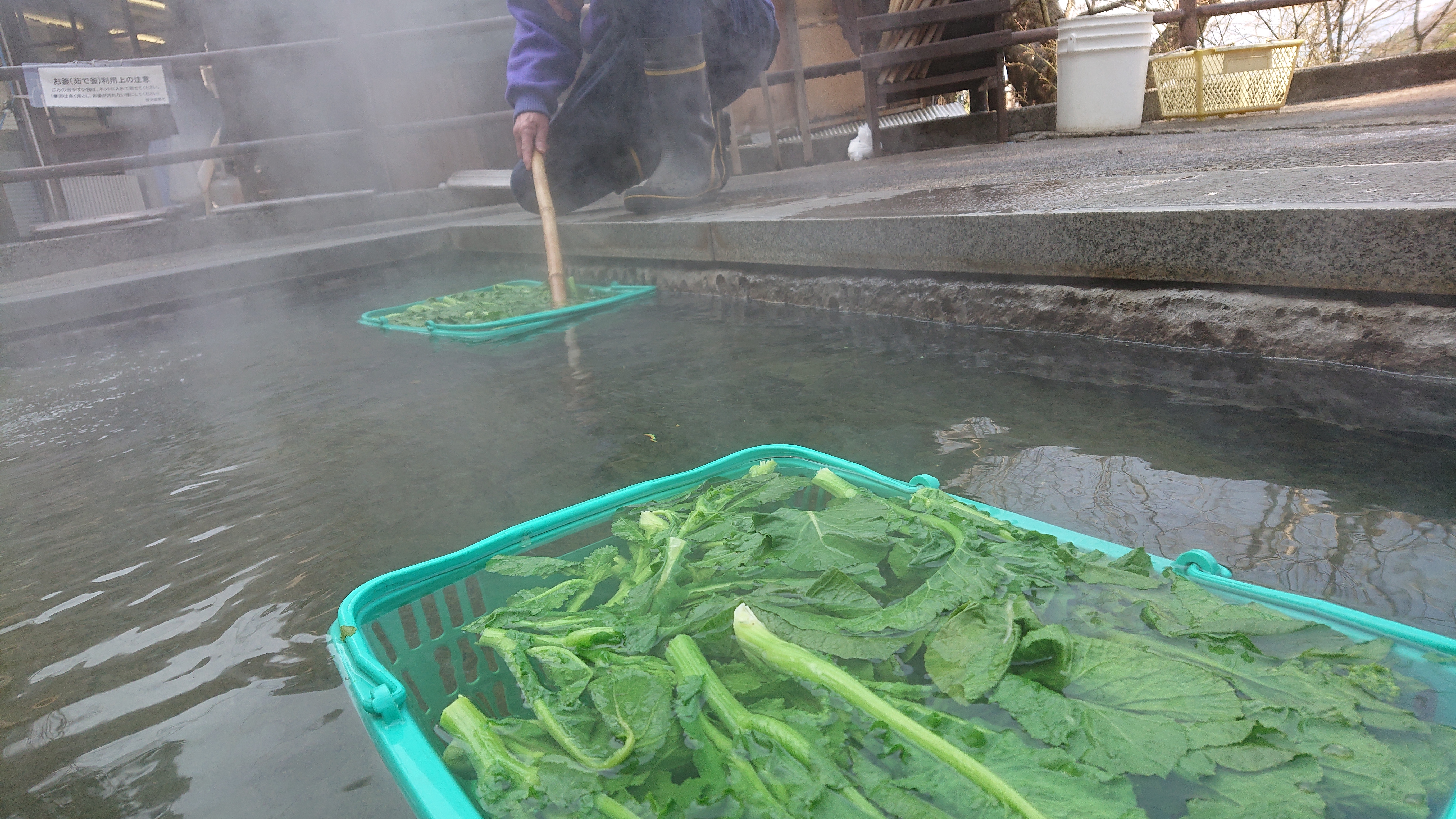 麻釜で茹でる