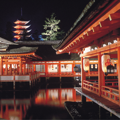 Miyajima (Itsukushima Shrine at night) (Otorii under repair work)