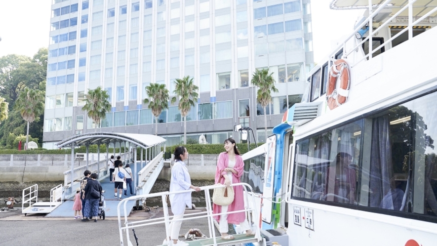 宮島や呉へはホテル前桟橋から高速船が出航！観光にもとっても便利です。