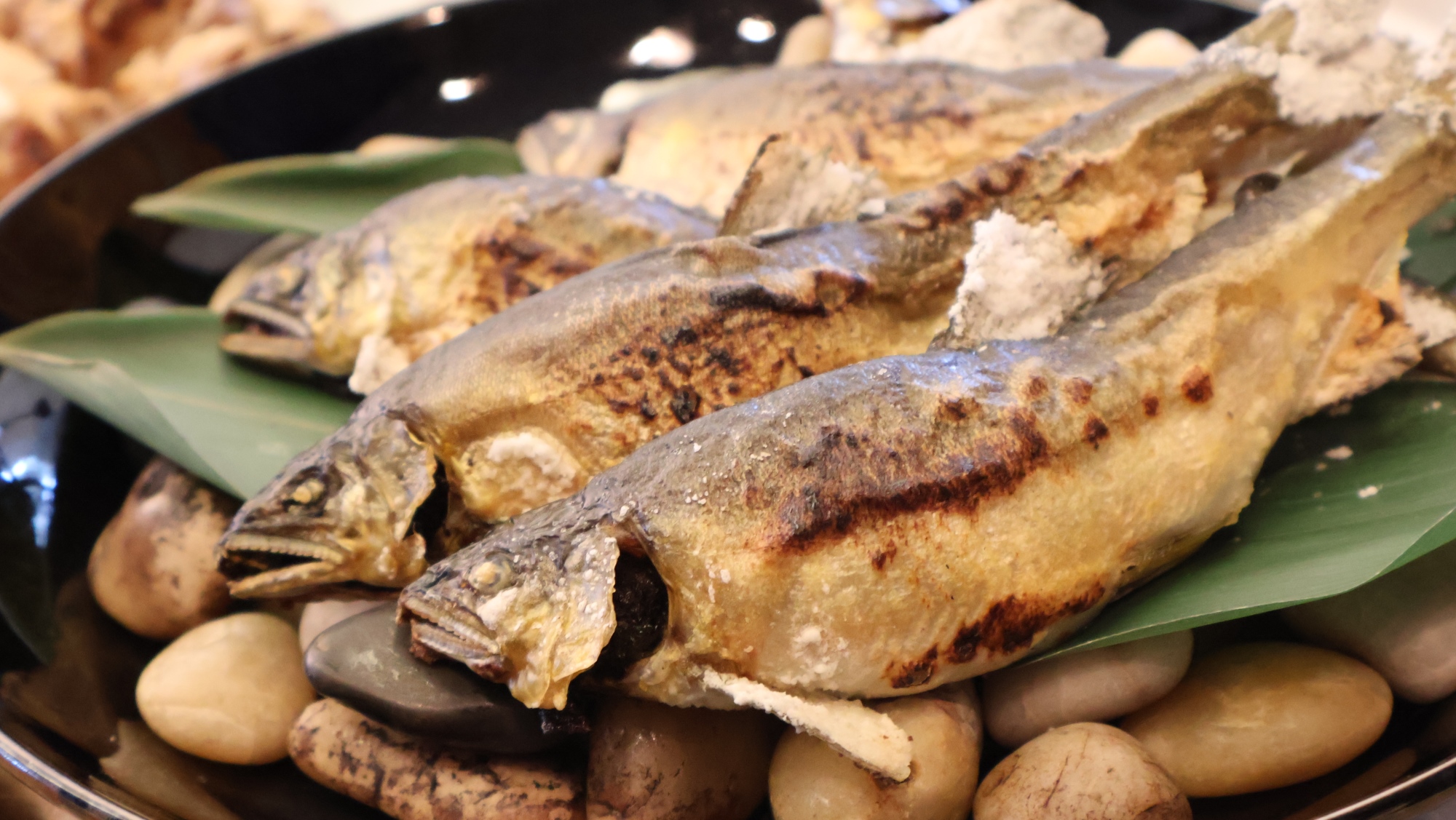 【鮎の塩焼き】シェフが目の前で鮎1匹を焼き上げます