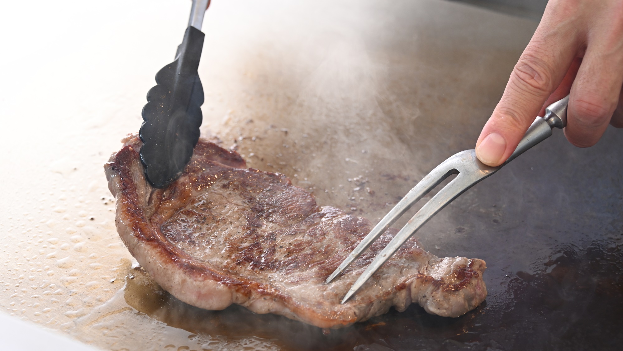 【牛肉の鉄板焼き】シェフが目の前で焼き上げます