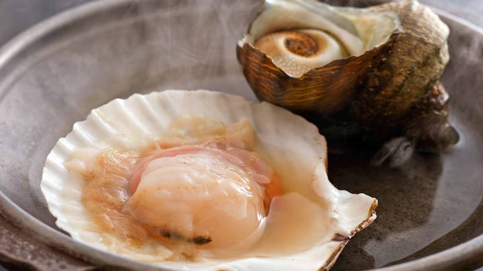 ホタテとサザエの陶板焼き