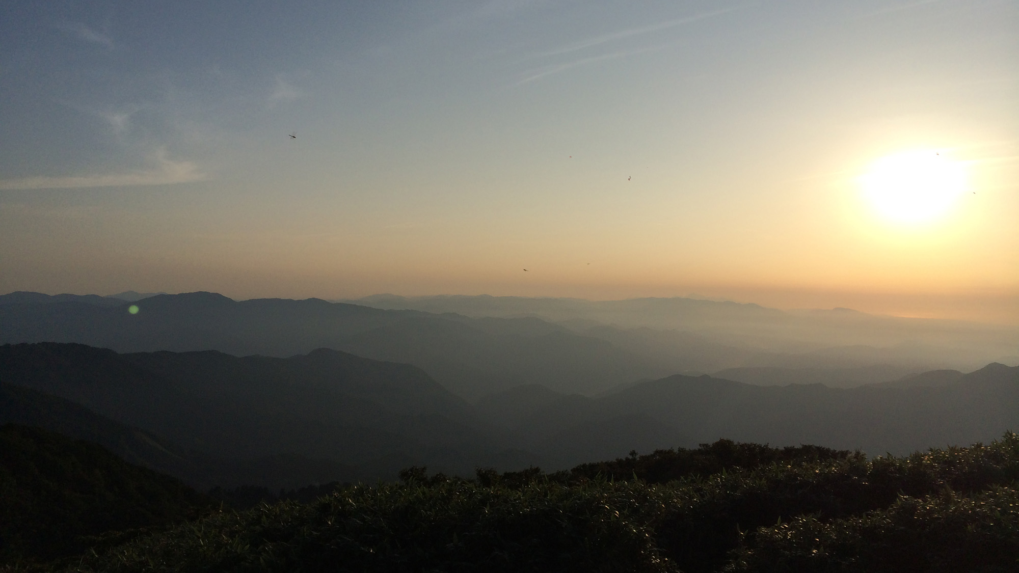 山頂からのぞむ朝日