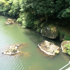 つり橋から見える大岩