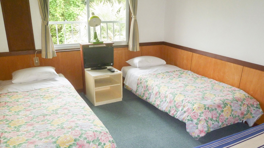 ・【トリプルルーム】シングルベッド3台を設置したシンプルなお部屋です