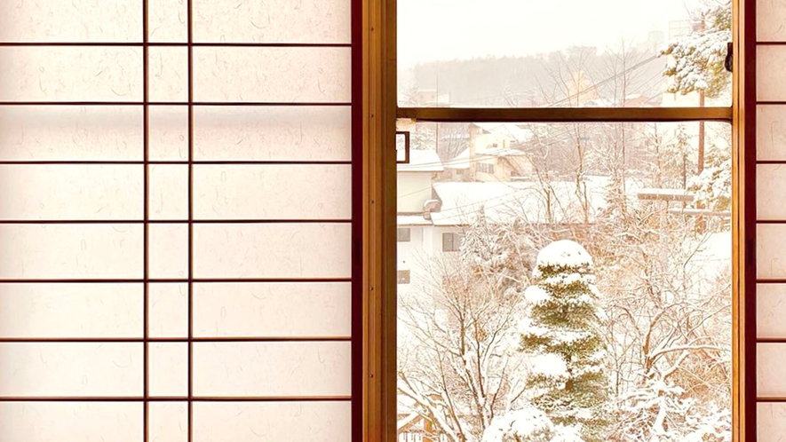 ・和室10畳  窓辺から草津の四季を楽しめます
