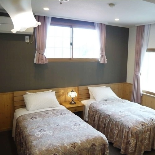Room 201 (suite) There are 2 Japanese-style rooms and 2 Western-style rooms.