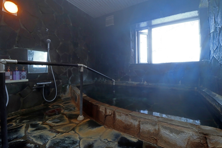 #貸切内湯　かけ流し天然溫泉の貸切内湯。4～5人がゆったりと入れる大きさの岩風呂になります。
