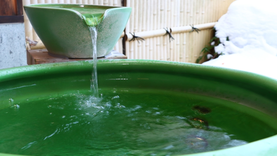 #貸切露天風呂　信楽焼の陶器風呂。鮮やかな緑色が目を引きます。