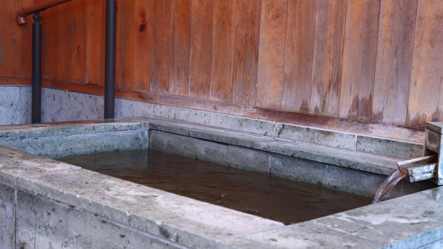 #貸切露天風呂　さらりとした感触が特徴の十和田石の石風呂。夜は間接照明が焚かれ、潤いのある空間へ♪