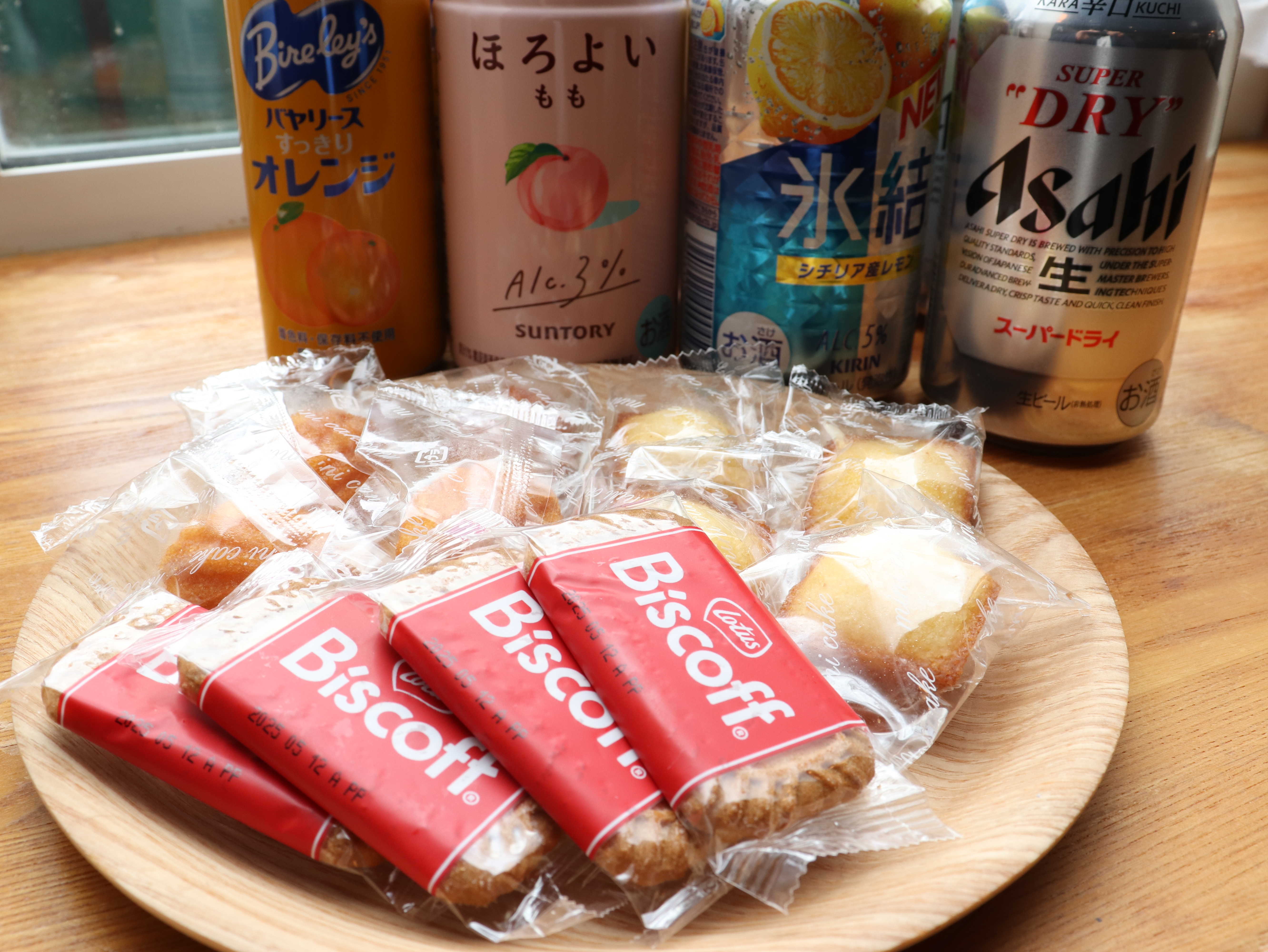 アフタヌーンティーとしてクッキーやマドレーヌ。お飲み物をご用意しております。