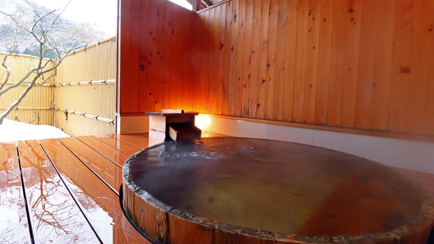 #貸切露天風呂　木曽産高野槙の樽風呂は、大人3人で入れる大きさの広々とした湯船です。