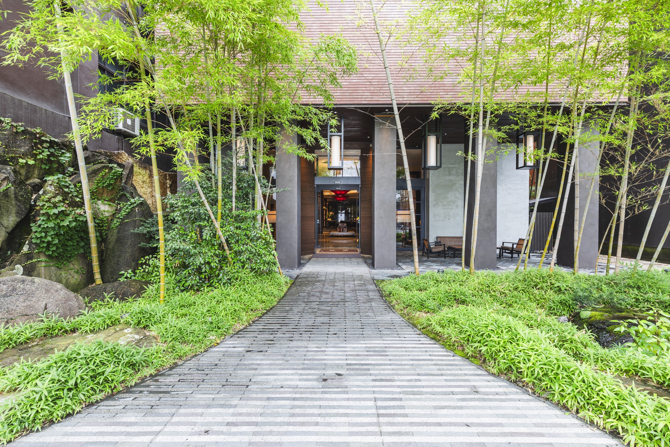 昼のエントランス