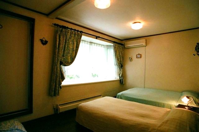 Twin room with bay window