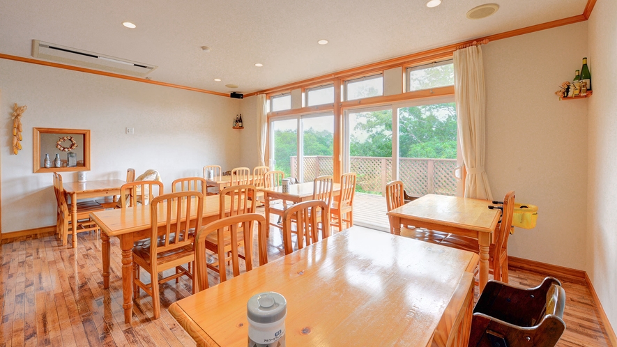 *【レストラン】外には伊豆高原の眺望を楽しめるテラスがございます。