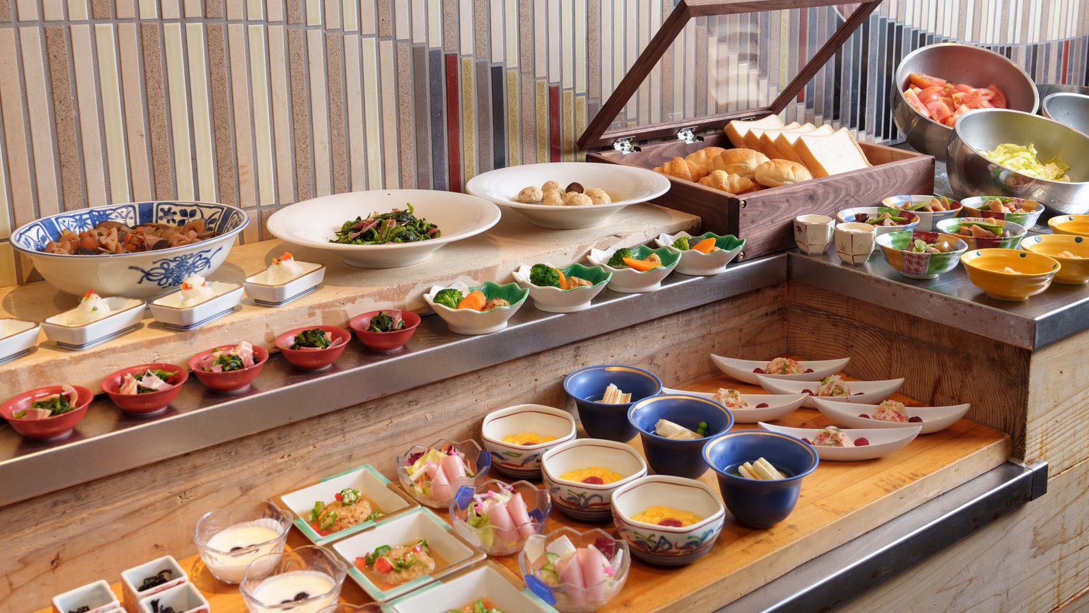 【朝食付き・吉祥の湯入浴券付】◆三つの大浴場と渓谷を見ながら朝食バイキングを満喫！