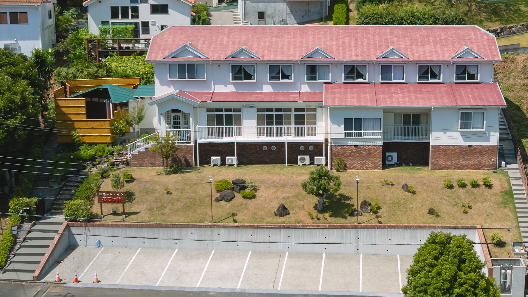 コンクリート舗装された停めやすい駐車場