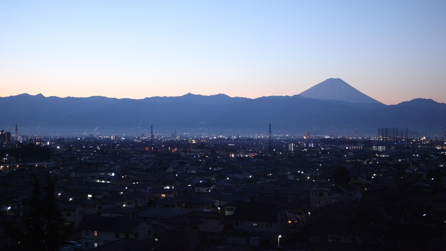夕暮れどきの甲府盆地と富士山は絶景です。