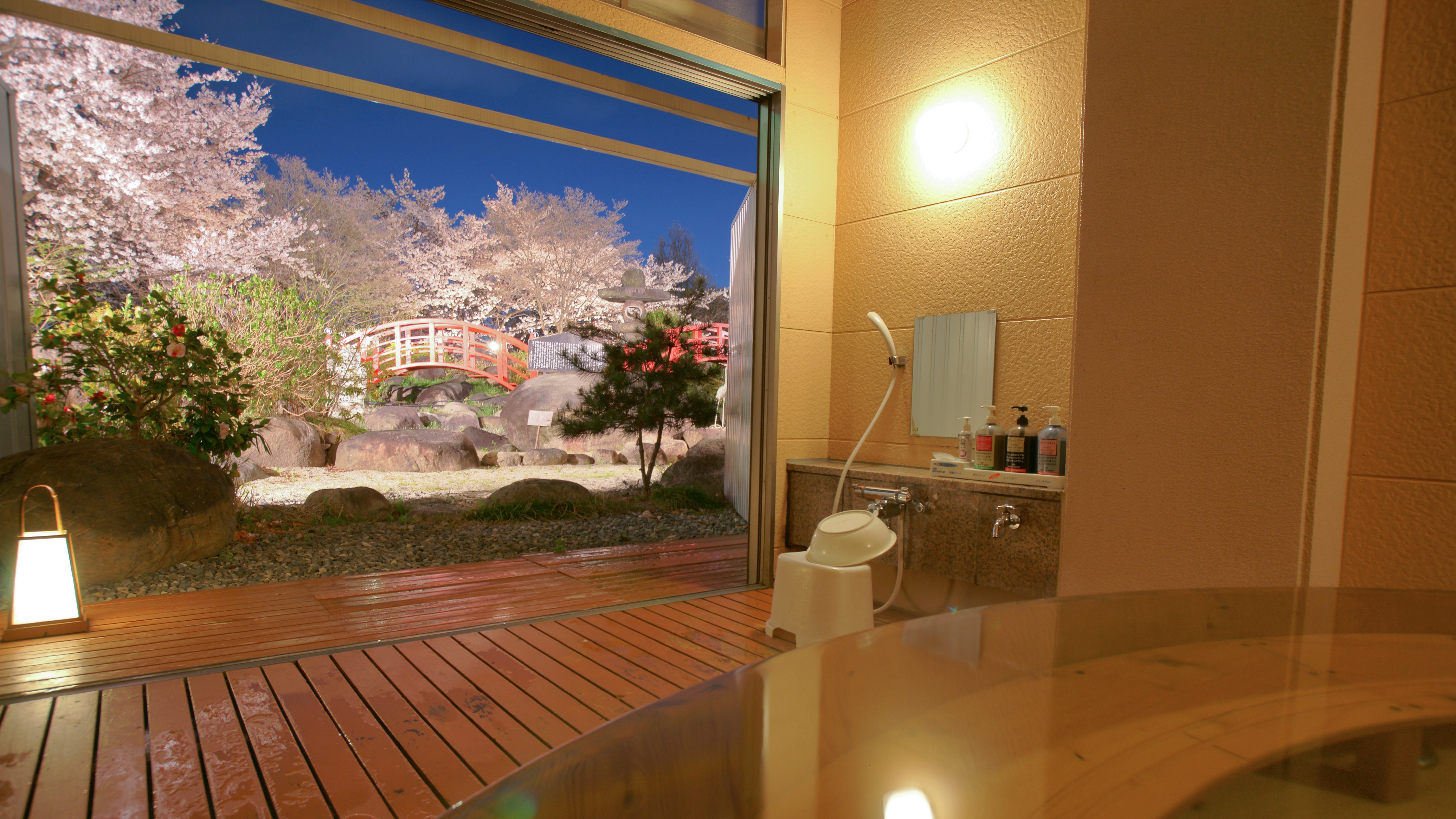 春の貸切家族風呂。当館自慢の満開の桜を眺めながら極上の花見風呂をお楽しみください。