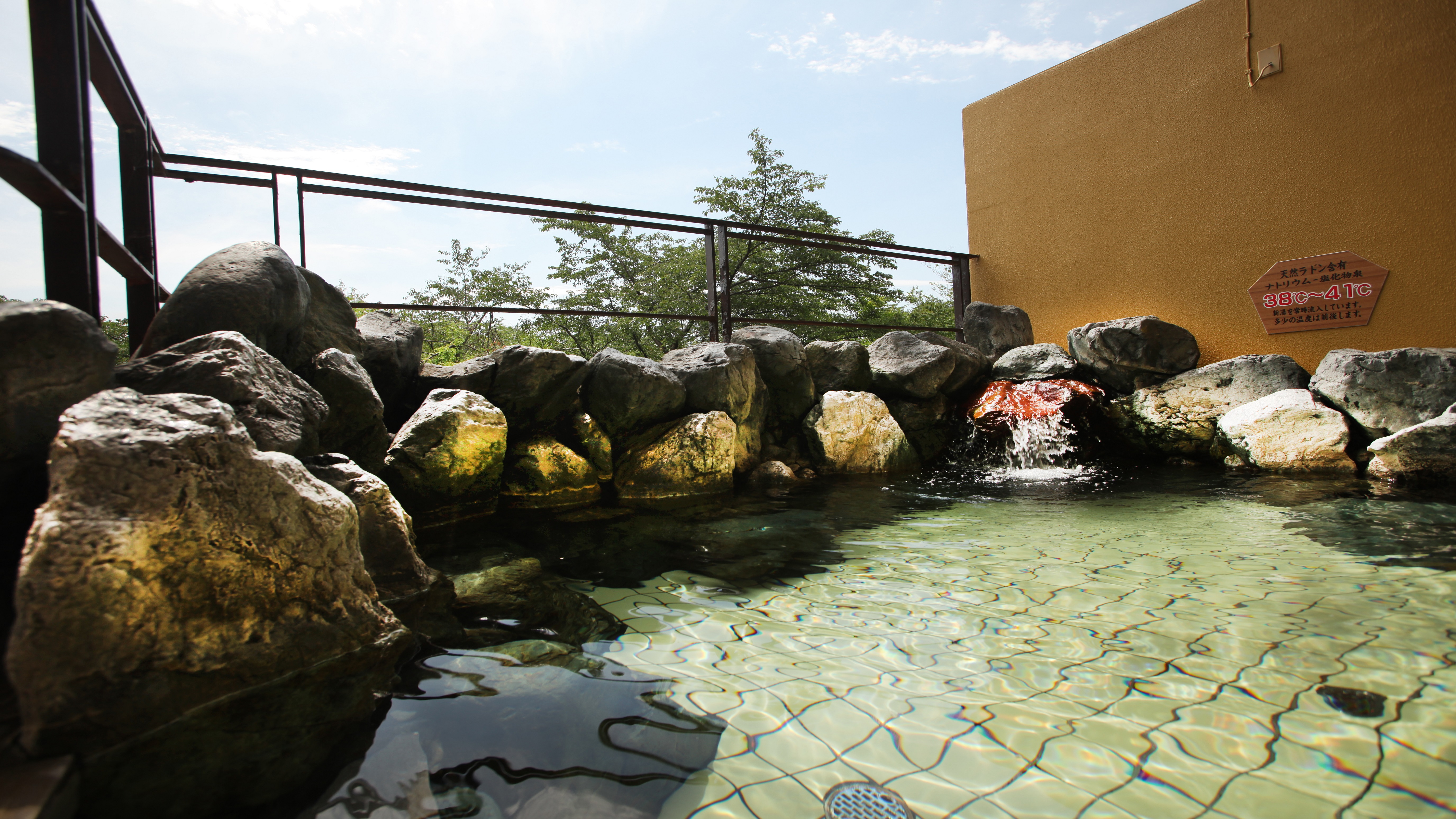 『大浴場』富士川の天然石を積み上げた開放的な露天風呂。
