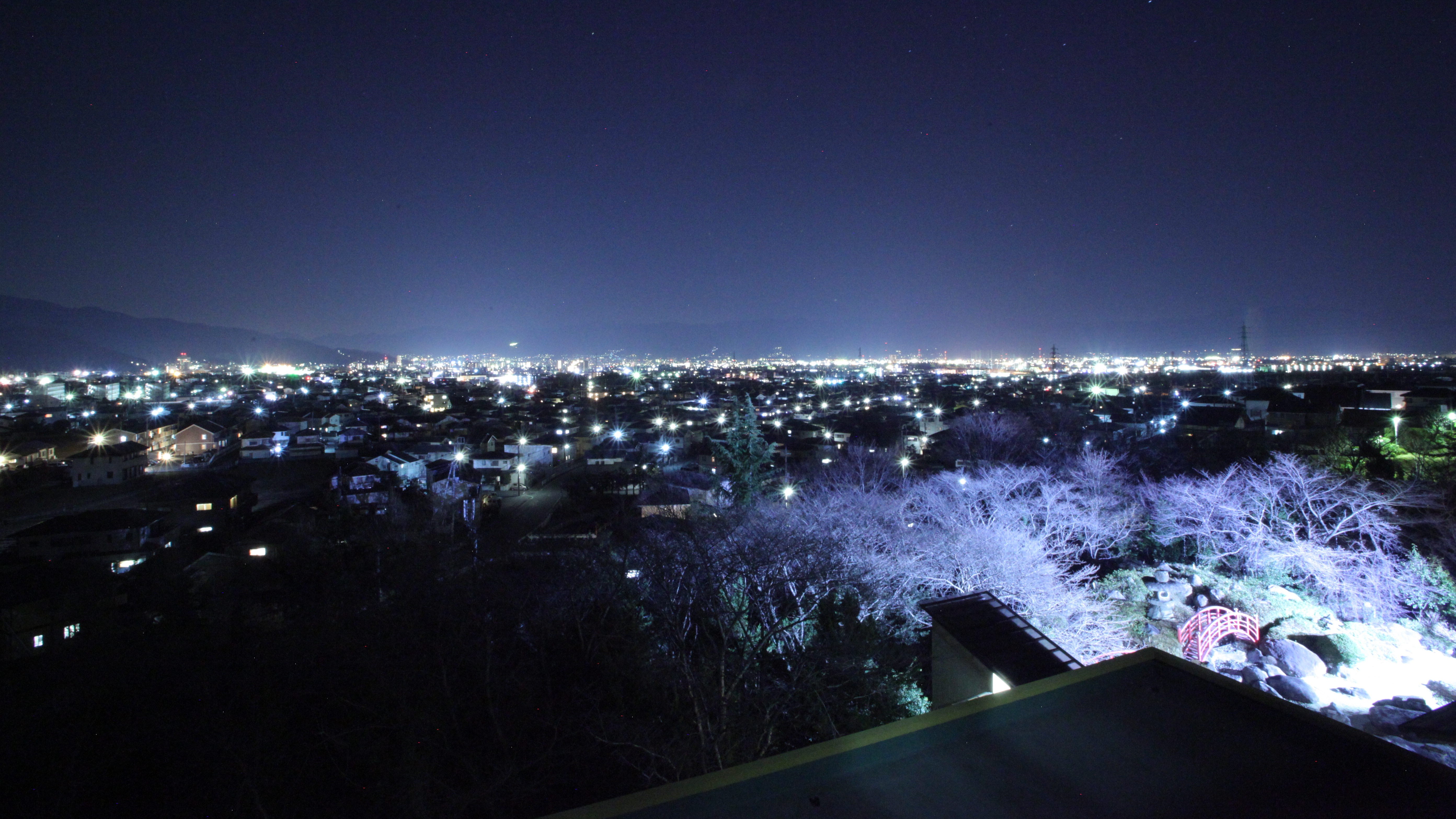 お部屋の窓から見える甲府盆地の美しい夜景をご堪能ください。