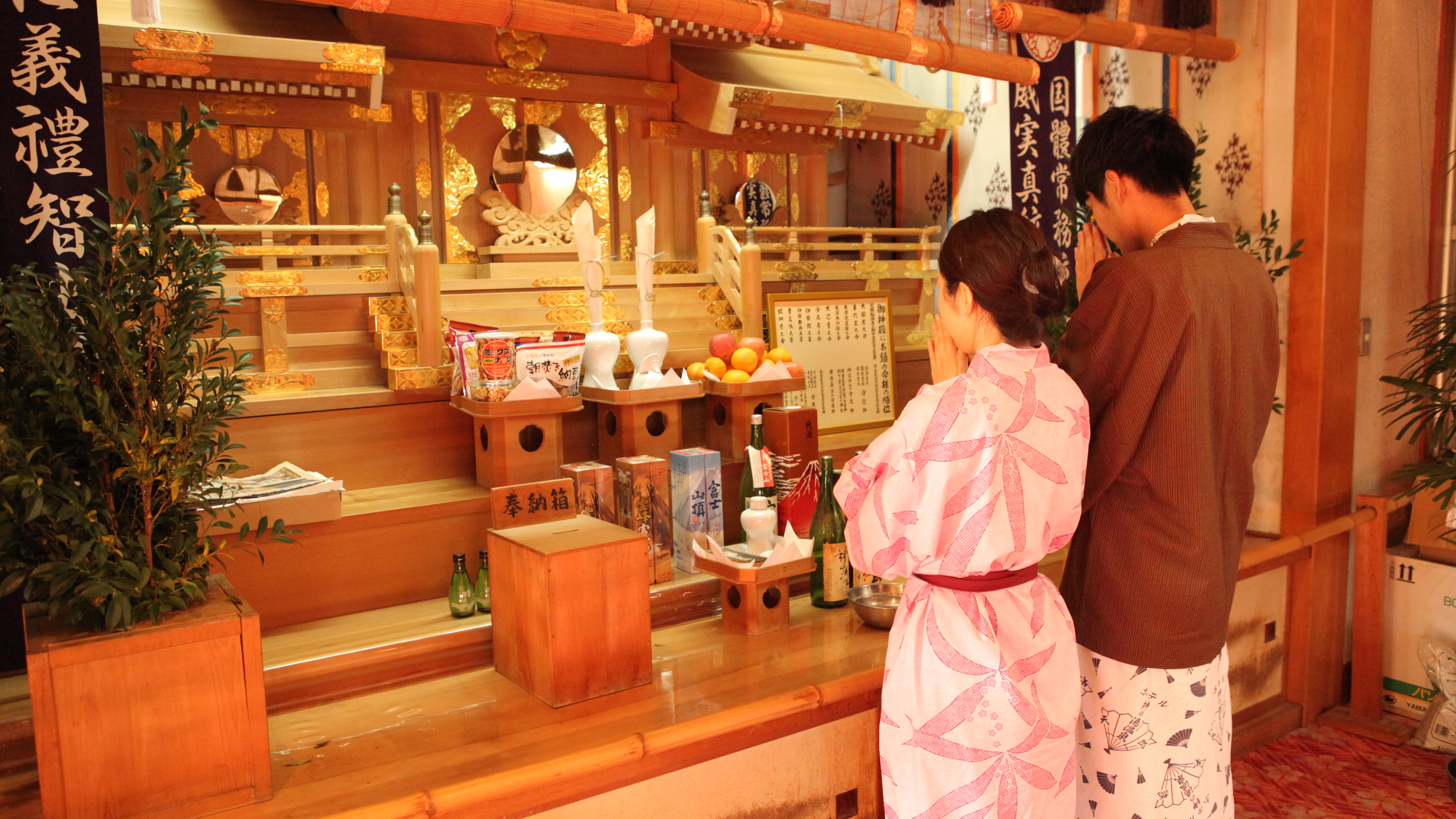 玄関を入ってすぐ左にある大きな神棚。温泉の神様「宝生山八津御獄神社」を祭っています。
