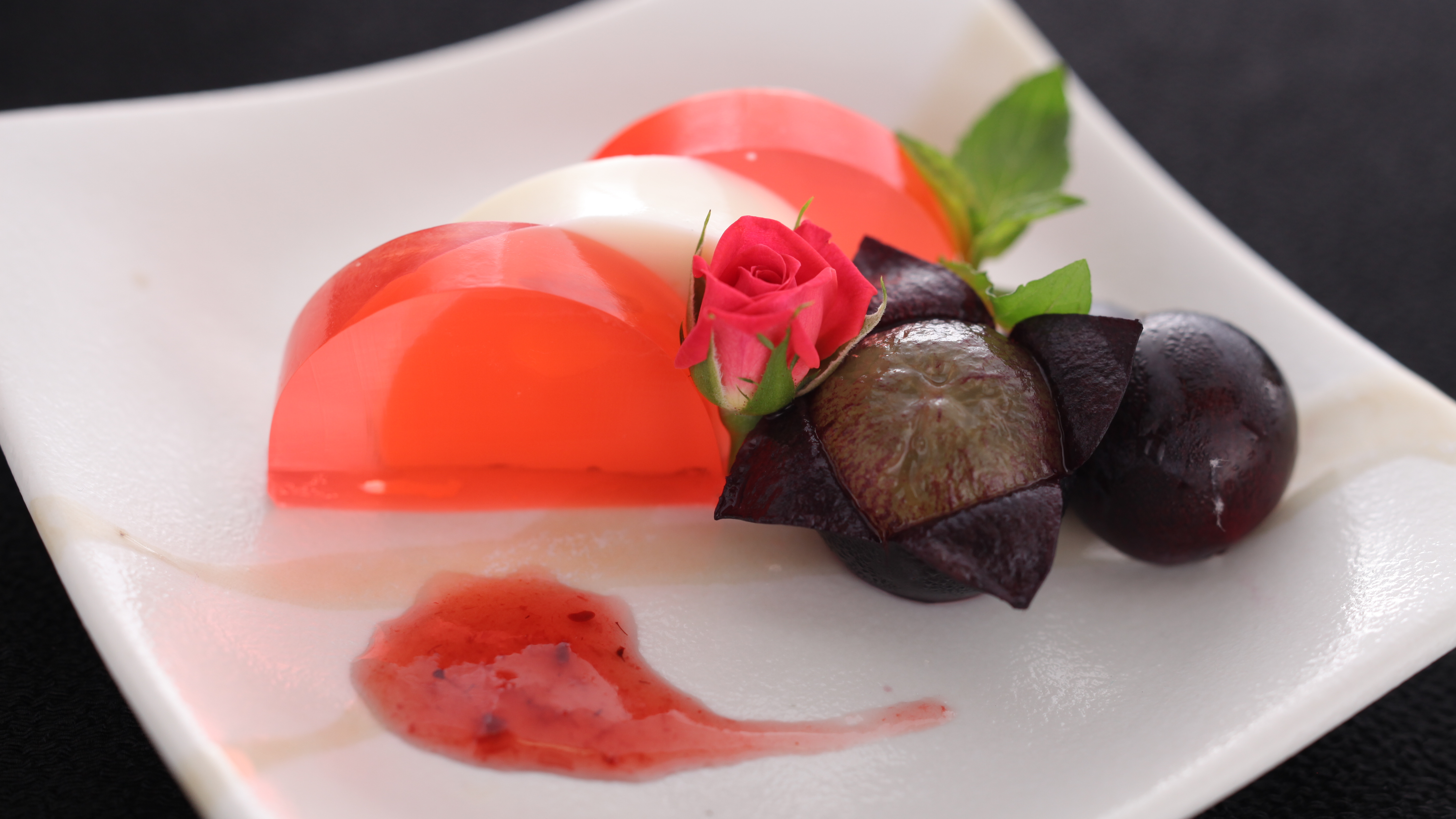 デザートは、フルーツ王国山梨自慢の季節の果物を添えて。