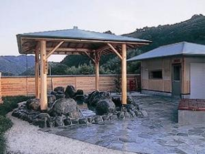 【瀬戸谷温泉ゆらく】 山々の深い緑と瀬戸川の清流に囲まれた日帰り温泉。当館からはお車で３０分程です。