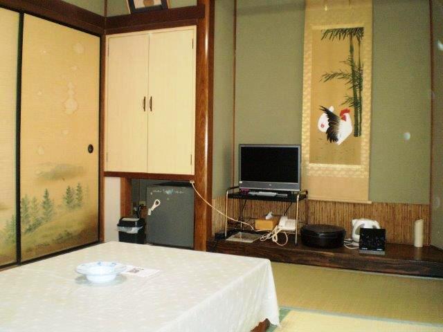 Room (3)
