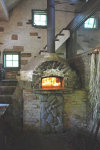 トゥンブクトゥの朝食のパンを作っているパン屋さんの石釜