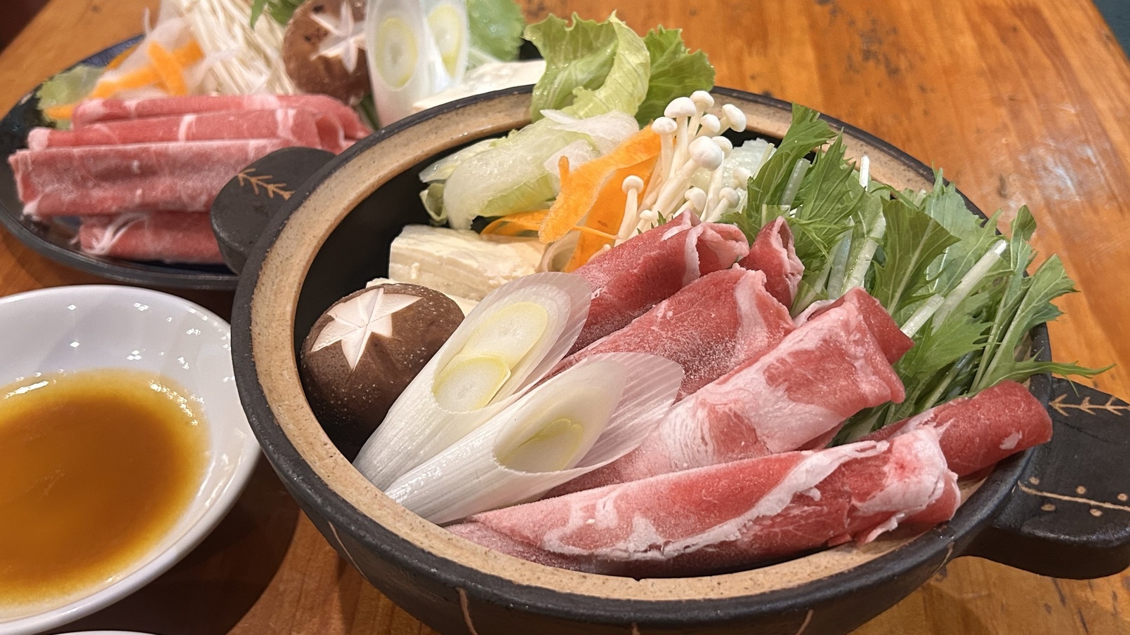 【モンゴルといえばやっぱり羊肉！】ジューシー＆ヘルシーなラムしゃぶ鍋を堪能★特製たれで召し上がれ♪