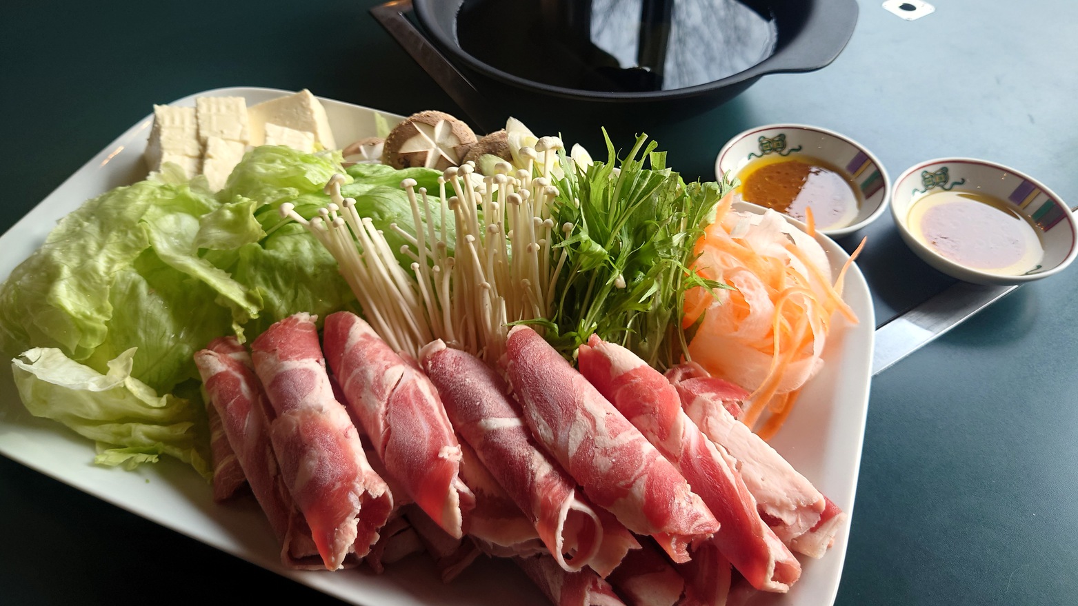 【モンゴルといえばやっぱり羊肉！】ジューシー＆ヘルシーなテンゲル鍋を堪能★特製たれで召し上がれ♪