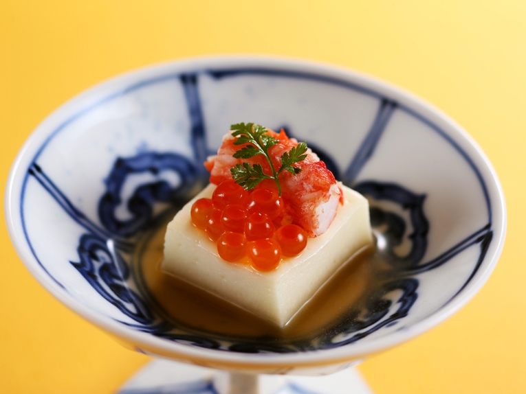 ≪お部屋おまかせでお得≫【食事時間17：30】旬の味覚を敷きつめた黒毛和牛付き御膳｜1000円金券付