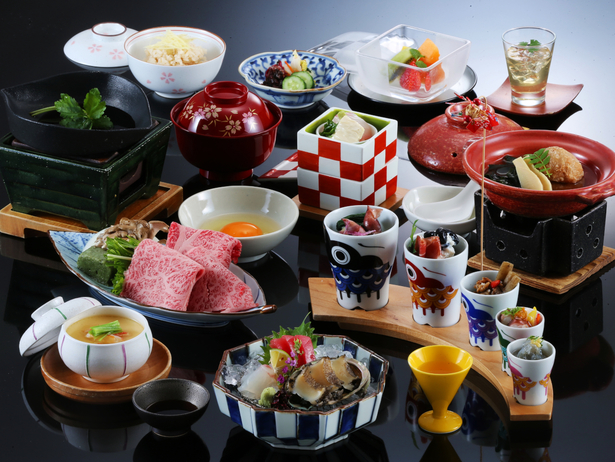 【お食事会場｜食事時間17：30】旬の味覚を敷きつめた黒毛和牛付き御膳｜お一人様1000円金券付き