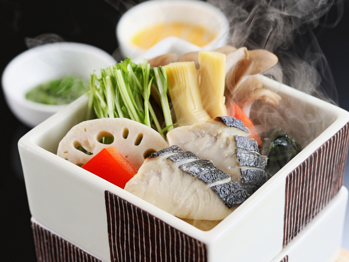 【お食事会場｜食事時間17：30】旬の味覚を敷きつめた黒毛和牛付き御膳｜お一人様1000円金券付き