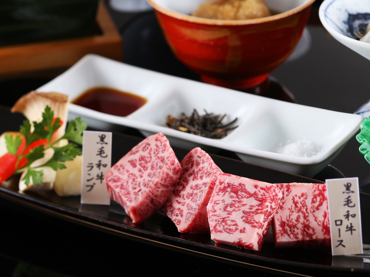 【お食事会場｜食事時間17：30】旬の味覚を敷きつめた黒毛和牛付き御膳｜お一人様1000円金券付き