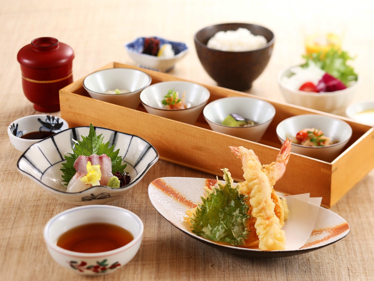 【日帰り】おなじみ料理「和楽」｜ラウンジドリンク券と２か所の入浴付き天婦羅ランチ