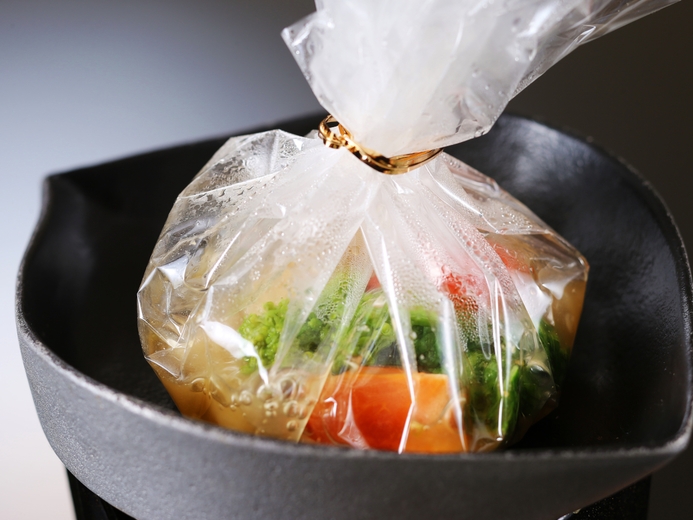 ≪お部屋おまかせでお得≫【食事時間17：30】旬の味覚を敷きつめた黒毛和牛付き御膳｜1000円金券付