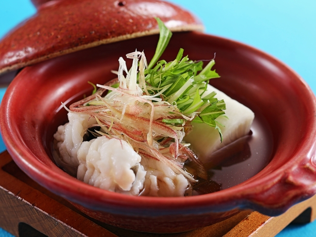 ≪お部屋おまかせでお得≫【食事時間17：30】旬の味覚を敷きつめた黒毛和牛付き御膳｜1000円金券付