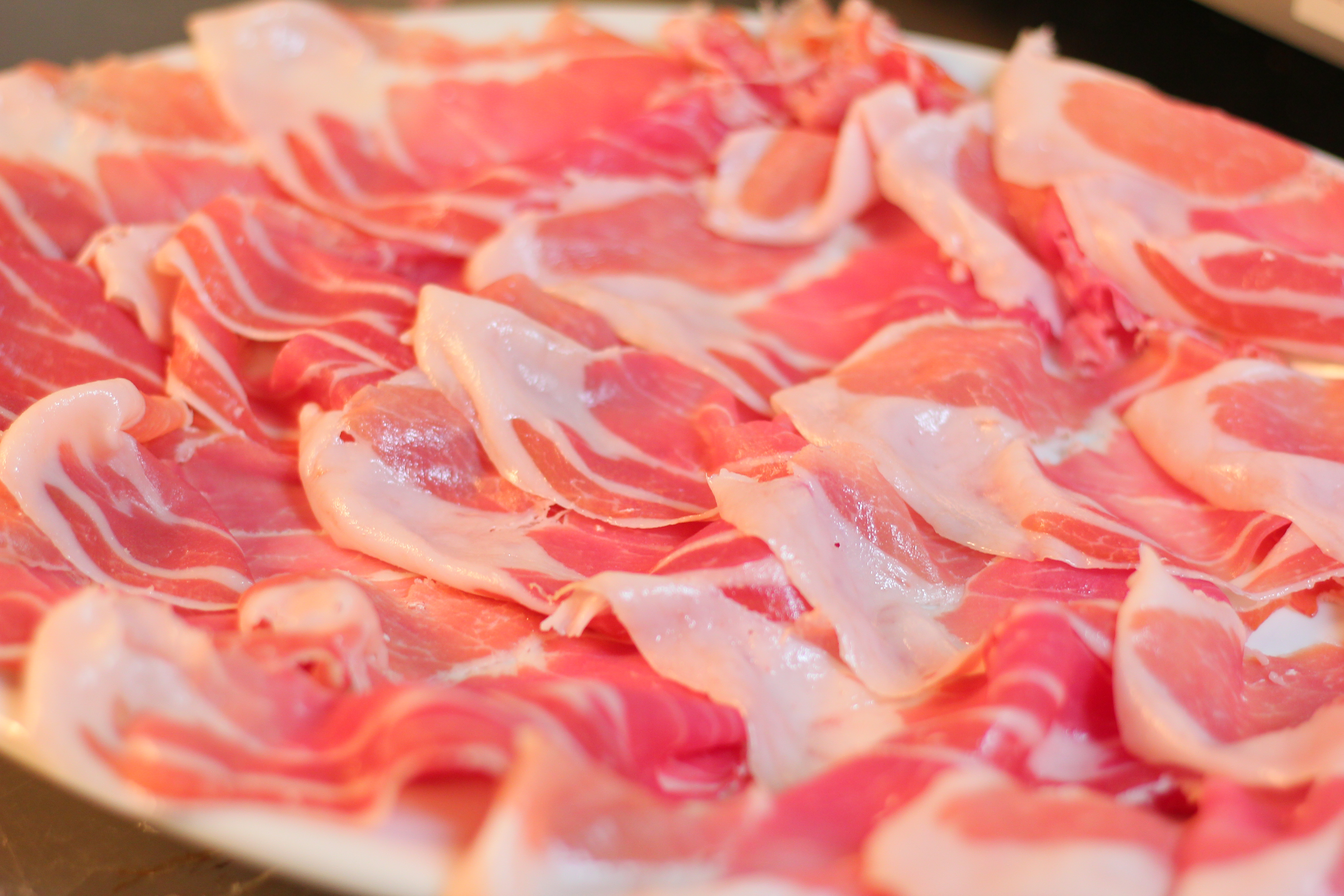 夕食　前菜料理の一例 Prosciutto di Parma