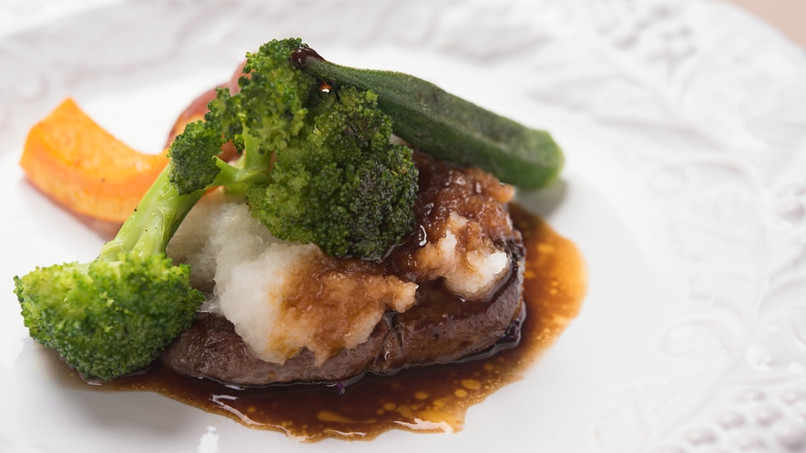 *【ご夕食一例(牛肉ソテー)】和洋折衷・自然のハーベスト料理をご用意いたします。